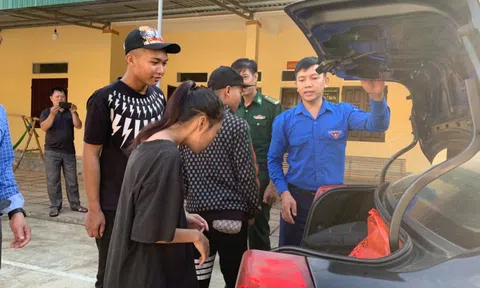 Vào tận bản đón học sinh người Chứt đi thi