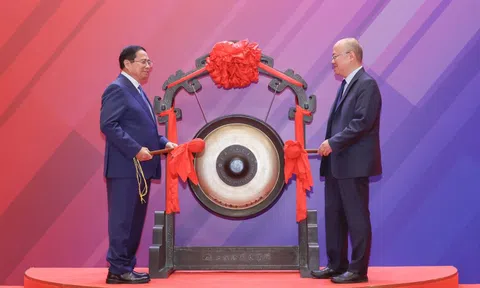 Thủ tướng Phạm Minh Chính tham quan biểu tượng phát triển của Trung Quốc