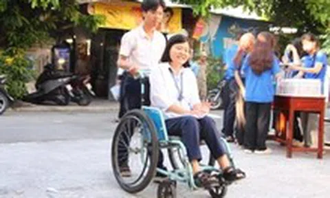 Hình ảnh xúc động kỳ thi tốt nghiệp THPT 2025: Tình bạn đẹp bên chiếc xe lăn