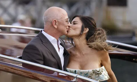 Tỷ phú Jeff Bezos hôn vợ trong lễ cưới