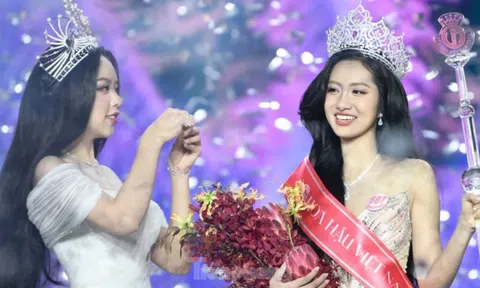 Khoảnh khắc 'tuyệt đối điện ảnh' khi Hoa hậu Thanh Thủy trao vương miện cho Hà Trúc Linh
