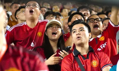 Fan MU phủ sắc đỏ trên sân vận động Hòa Xuân
