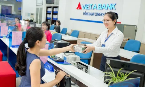 Cổ phiếu ngân hàng rục rịch 'chuyển nhà'