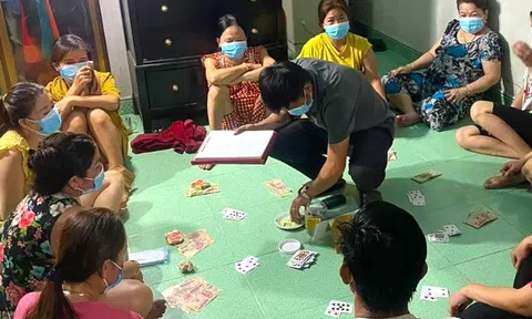 Nữ trưởng phòng công ty bảo hiểm đánh bạc với 9 phụ nữ