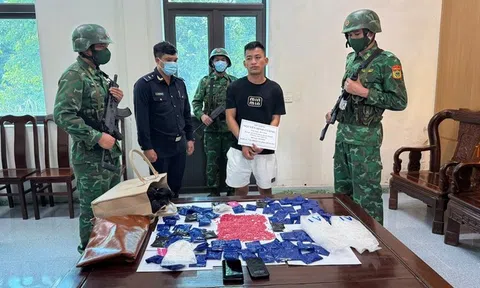 Bắt hai đối tượng xách lô ma tuý ‘khủng’ từ Lào về Việt Nam