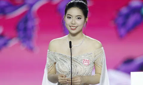 Người giúp Á hậu Châu Anh tự tin đọc thơ trong phần thi ứng xử