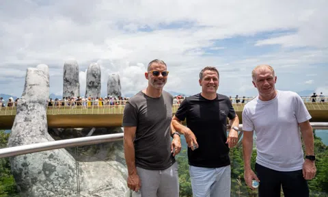 Huyền thoại MU Michael Owen, Ryan Gigg checkin cầu Vàng Đà Nẵng