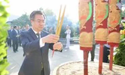 Lãnh đạo TP.HCM dâng hương, dâng hoa tưởng nhớ cố Tổng bí thư Nguyễn Văn Linh