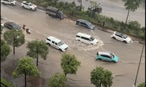 Mưa lớn vào giờ tan tầm, nhiều tuyến phố Hà Nội ngập sâu, ùn tắc