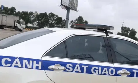 CSGT dùng xe đặc chủng đưa bé gái co giật trên cao tốc đến bệnh viện
