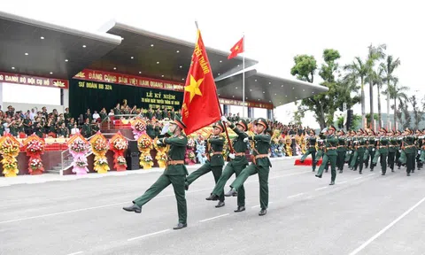 Sư đoàn Bộ binh chủ lực 324 đón nhận Huân chương Bảo vệ Tổ quốc và Huân chương Anh dũng