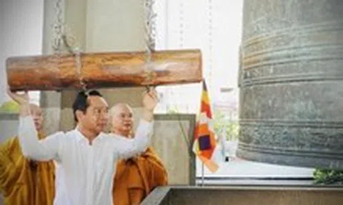 Chủ tịch Nguyễn Văn Được thỉnh chuông hòa bình cầu quốc thái dân an ở chùa Vĩnh Nghiêm
