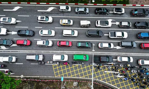 Ùn ứ, lộn xộn trên hai tuyến đường vừa phân làn tại Hà Nội