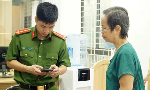 Hình ảnh ngày đầu hoạt động của công an xã, phường mới ở Hà Nội