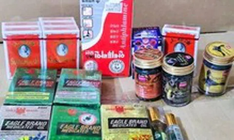 Bắt cặp vợ chồng sản xuất 70.000 chai 'dầu gió con ó' giả
