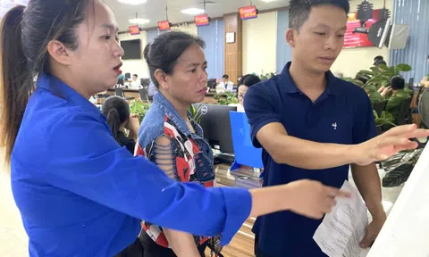 'Áo xanh' khí thế ra quân hỗ trợ người dân thực hiện dịch vụ hành chính công