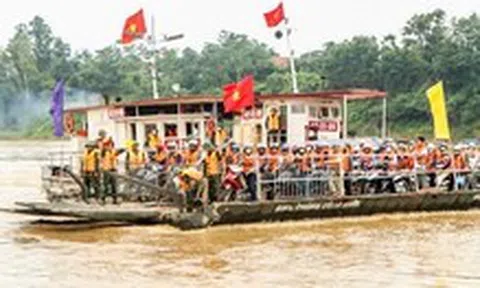 Nước sông Hồng chảy xiết, tạm dừng vận hành phà quân sự ở Phong Châu