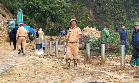 Sạt lở đất đá trên QL4D đoạn nối Lào Cai với Lai Châu, một người bị vùi lấp