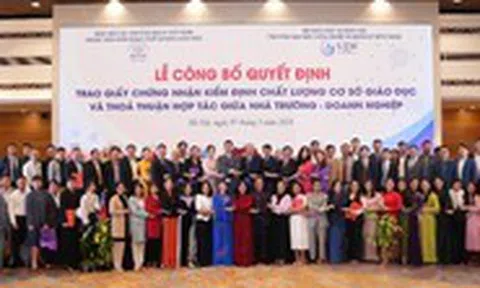 Trường đại học Công nghệ và Quản lý Hữu Nghị tặng laptop, miễn phí ký túc xá cho tân sinh viên