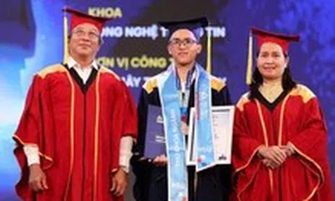 Gần 1.500 sinh viên Hoa Sen bất ngờ được tặng lễ phục tốt nghiệp