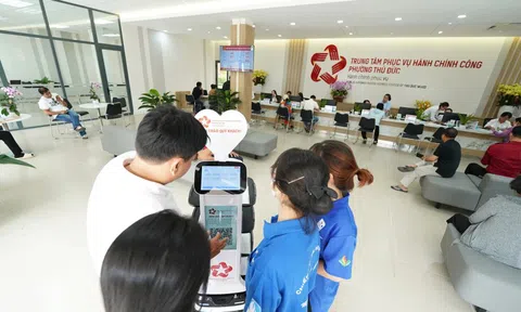 Đến phường, được robot mời nước, kẹo và đưa đi làm thủ tục