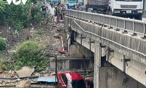 4 người thoát nạn khi xe ô tô lao xuống sông