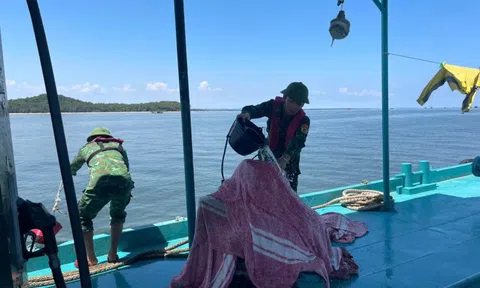 Cháy tàu bán xăng dầu ở Móng Cái, 3 người bị thương