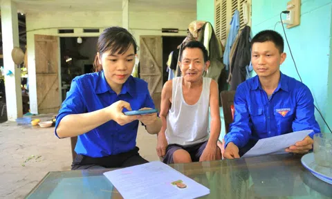 'Áo xanh' Tuyên Quang đến tận nhà hỗ trợ người dân nộp giấy tờ