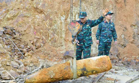 Phát hiện quả bom nửa tấn dưới lòng đất khi cải tạo vườn trồng cây