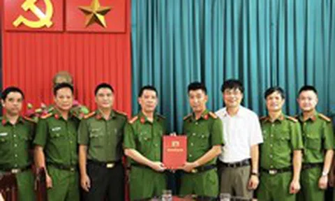 Khen thưởng công an vụ bắt người đàn ông 5 ngày gây ra 7 vụ cướp điện thoại của phụ nữ