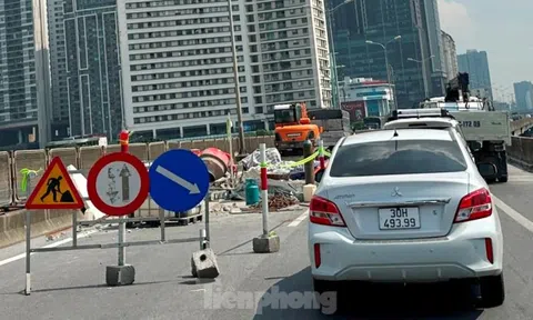 Hàng rào thi công chậm tiến độ gây ùn tắc kéo dài ở đường Vành đai 3