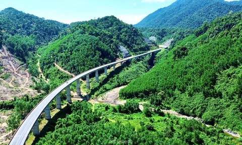 Ngắm tuyến cao tốc vừa khởi công mở rộng đi qua khu vườn ‘đặc biệt’ xứ Huế