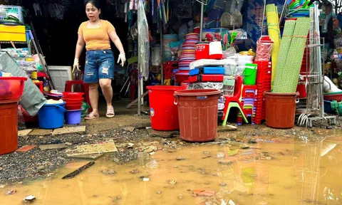 Tiểu thương Đà Nẵng đóng cửa dọn bùn sau trận mưa lũ trái mùa