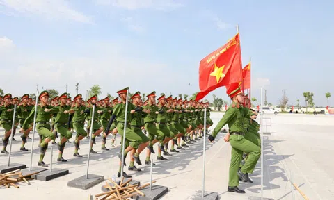 Chiến sĩ công an đẫm mồ hôi trên thao trường chuẩn bị nhiệm vụ A80