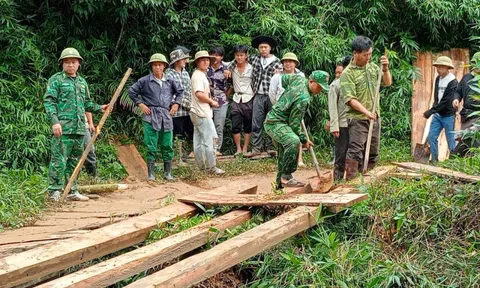 Chiến sĩ quân hàm xanh hỗ trợ người dân dựng lại cầu gỗ bị lũ cuốn