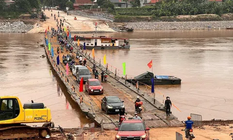 Lũ trên sông Hồng xuống thấp, cầu phao Phong Châu hoạt động trở lại