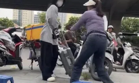 Xác minh vụ cô gái đứng chờ xe bị người bán trà đá vỉa hè xua đuổi