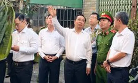 Chủ tịch UBND TP.HCM Nguyễn Văn Được đến hiện trường chỉ đạo khắc phục vụ cháy tại cư xá Độc Lập