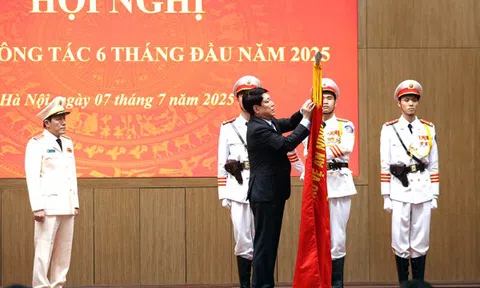 Trao Huân chương cao quý tặng Bộ Công an và các tập thể, cá nhân xuất sắc