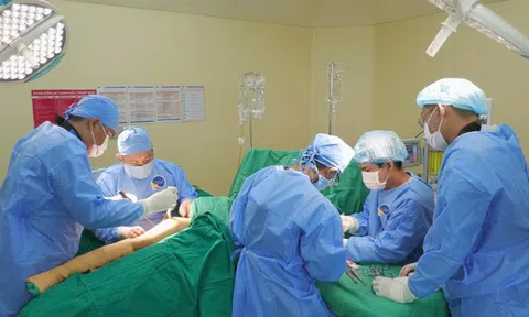 Người phụ nữ bị máy cày cán ngang người thoát chết hy hữu