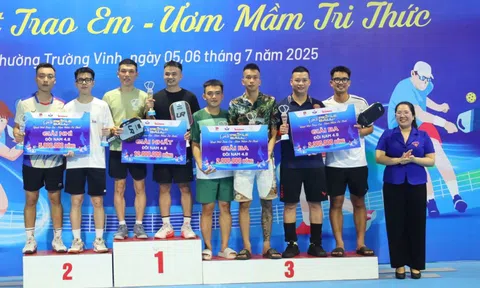 16 cặp vận động viên xuất sắc được nhận cup tại Giải Pickleball ‘Quạt mát trao em - Ươm mầm tri thức’