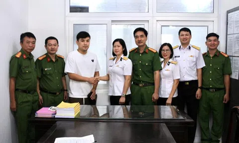 Nữ sĩ quan Học viện Hải quân trao trả hơn 80 triệu đồng cho người nước ngoài bị đánh rơi