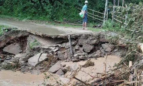 Cầu bị cuốn, ô tô lật do mưa lớn ở Nghệ An