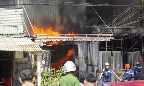 Cháy kho vải giữa khu dân cư, cột khói đen cuồn cuộn bốc cao