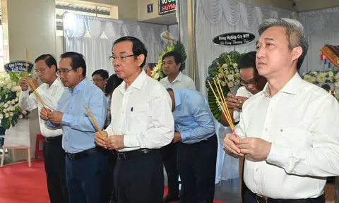 Bí thư Nguyễn Văn Nên và các lãnh đạo TPHCM viếng các nạn nhân vụ cháy cư xá Độc Lập