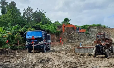 Múc đất làm móng nhà, run người phát hiện quả bom nằm gọn trên xe tải