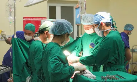Phẫu thuật khẩn cấp cứu cụ ông máu phun thành vòi trong bụng vì tai nạn