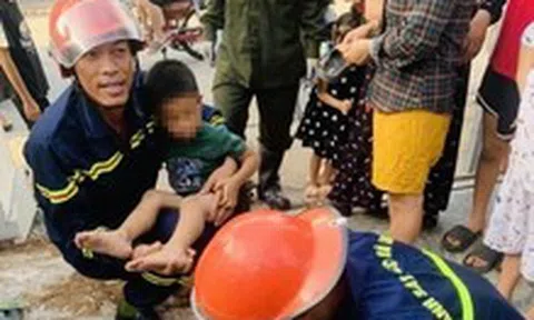 Giải cứu bé trai 5 tuổi kẹt chân trong ống thoát nước