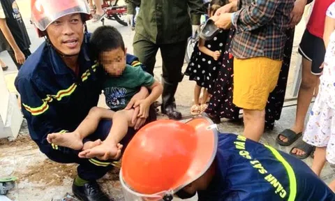 Phá bê tông cứu cháu bé 5 tuổi mắc kẹt ở ống thoát nước