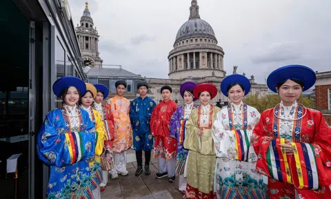 'Việt phục bộ hành' giữa London, lan tỏa giá trị văn hóa